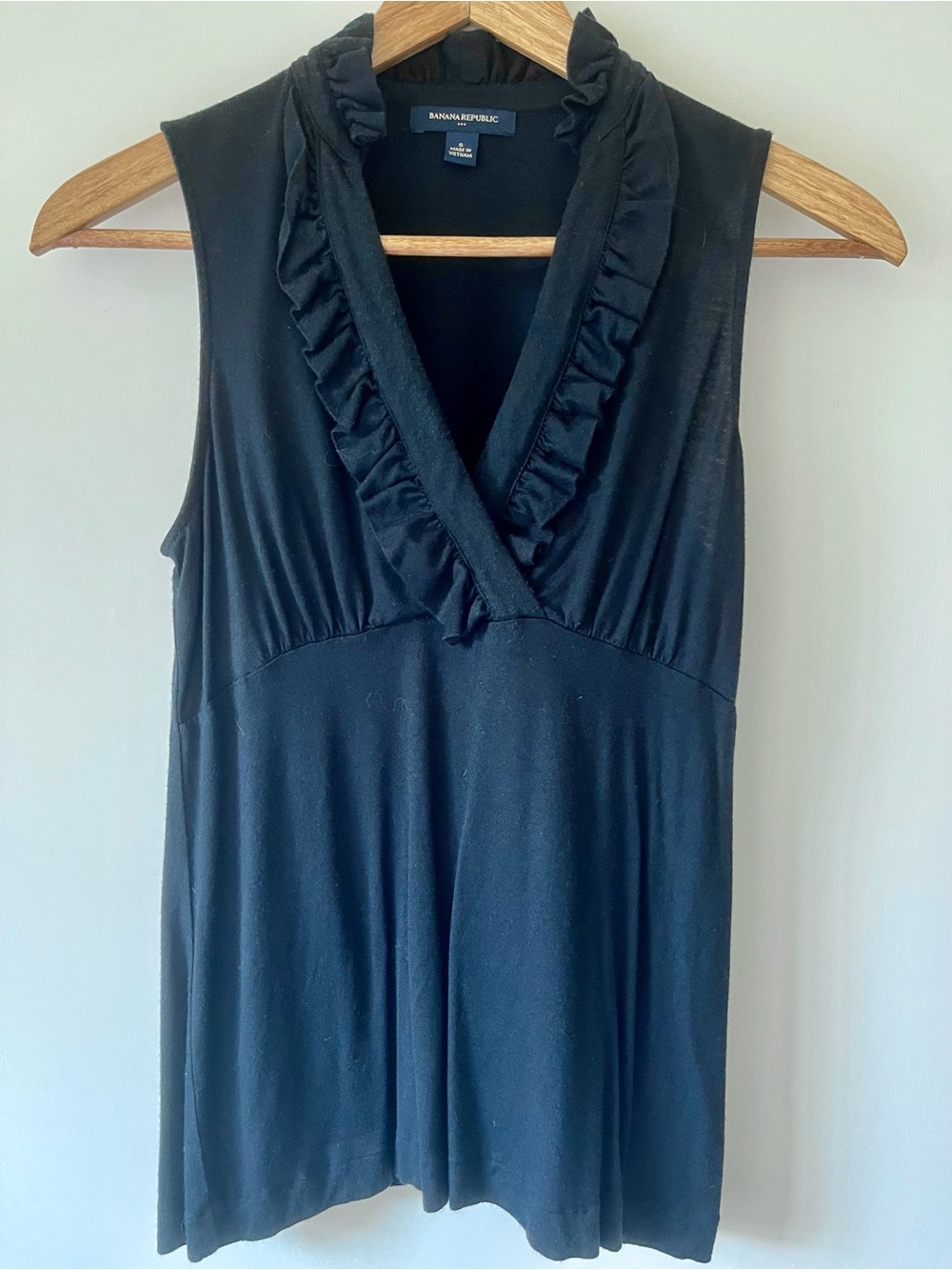 Banana Republic Black Ruffled V-Neck Sleeveless Top Small